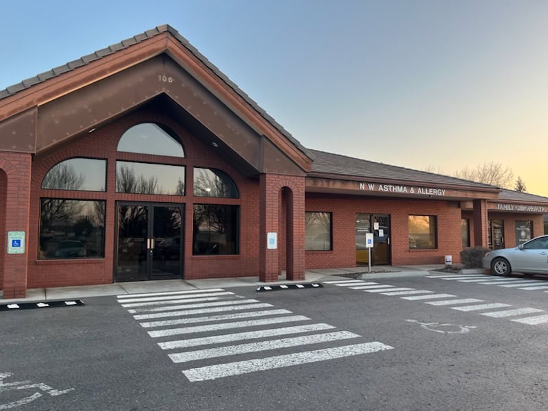 Front entrance to the Richland medical building with signage